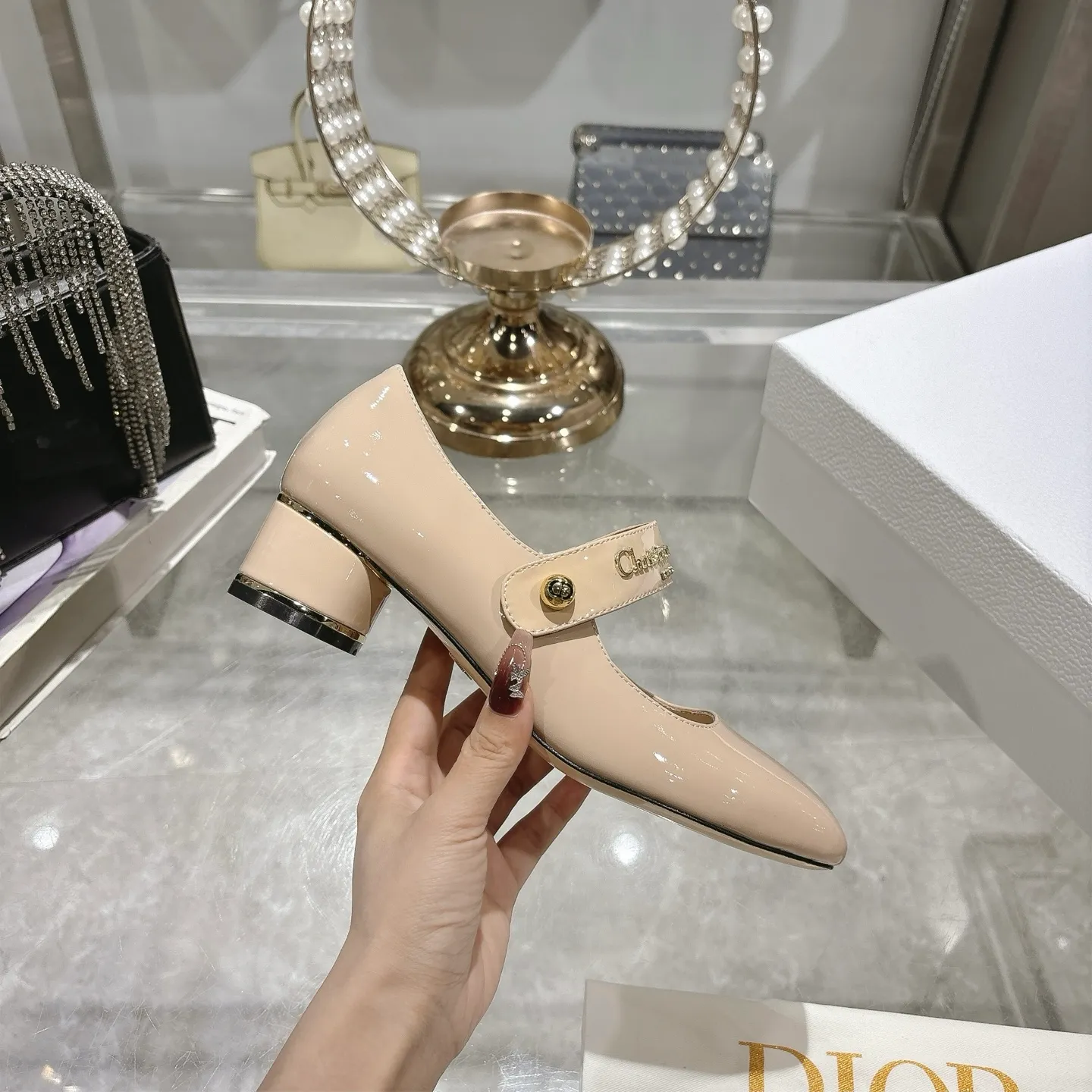 💕💕Factory direct selling price p560💕💕 💕25ss early spring new Dior Dior D-My hardware letter square toe high heels 👠This My Dior high heels are a new product in the 2025 spring and summer ready-to-wear series, showing exquisite elegance. Carefully crafted from cow leather, it is embellished with gold buckles and a metallic Christian Dior Paris logo, making it highly recognizable and highlighting Dior's extraordinary craftsmanship. Graphic style heels complement each other, making the fashionable design more elegant. Upper: cow patent leather. Inner foot pad: sheepskin. Sole: Italian genuine leather outsole. Heel height: 4cm 7.5cm. Size: 35-39 (34.40.41. Customized items are non-refundable)